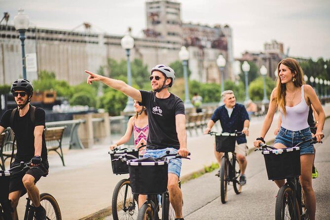 Bike / E-bike Tour : Downtown, Old Montreal, Waterfront by Fitz - Mont Royal Park: the view stop that skips the big hike