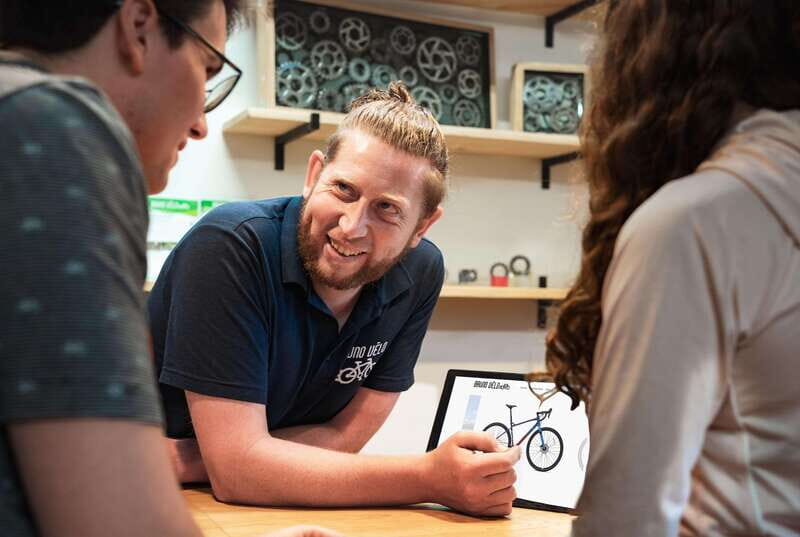Gravel rental - Au Canal-de-Lachine - What happens before you ride: bike fitting and a quick coaching session