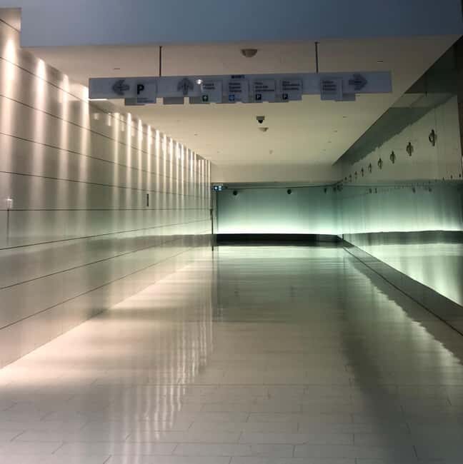 Montreal: Discover Reso - The Underground City - Getting started at Complexe Desjardins (the fountain landmark)