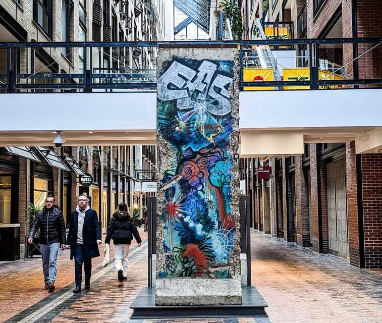 Montreal: RESO Underground City and Downtown Walking Tour - Street-level highlights in downtown Montréal: why going up matters