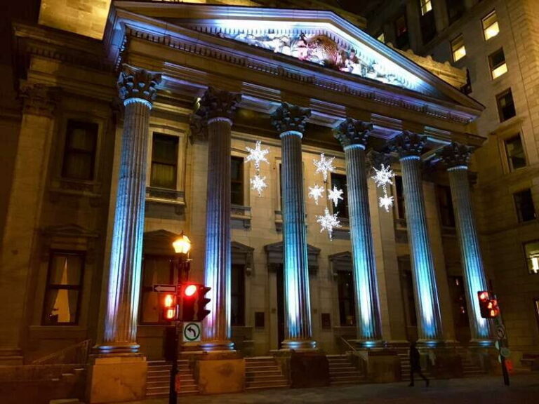 Old Montréal Small-Group Christmas Tour - Victoria Square to Bonsecours Market: a route with built-in photo points